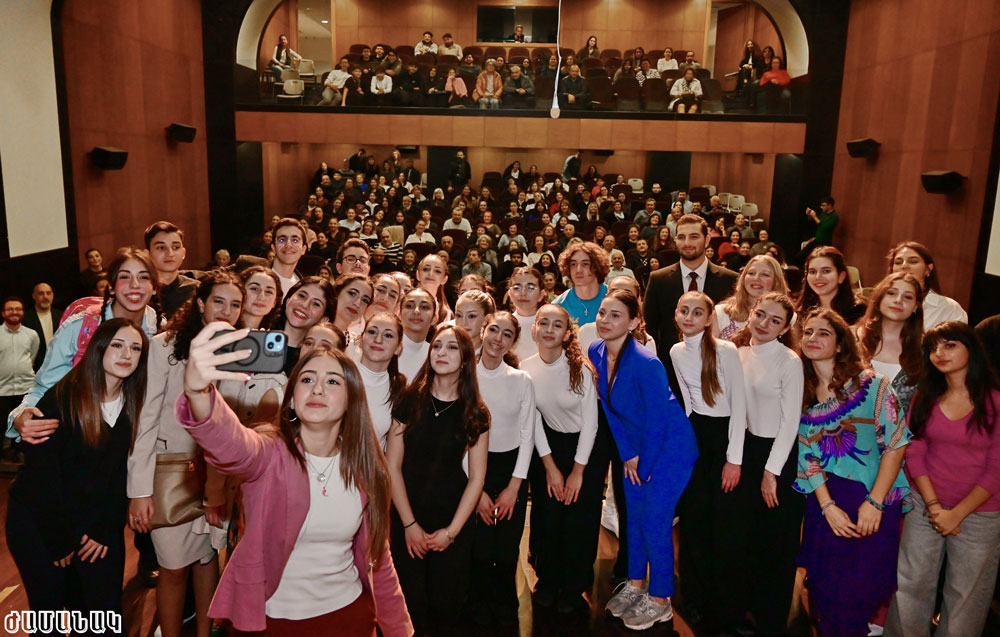 Հանդիսութեան աւարտին յիշատակ-խմբանկար մը բեմին վրայ