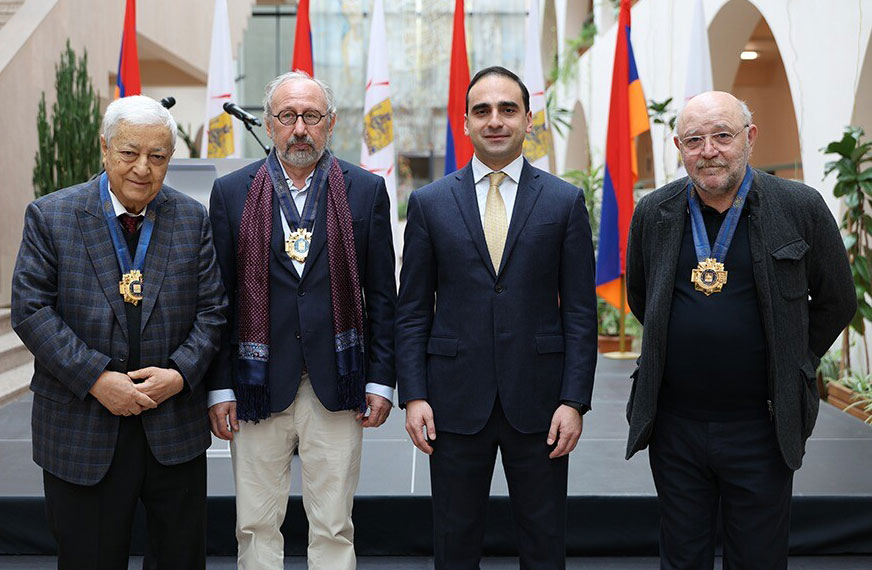 Քաղաքապետը եւ մեծարեալները