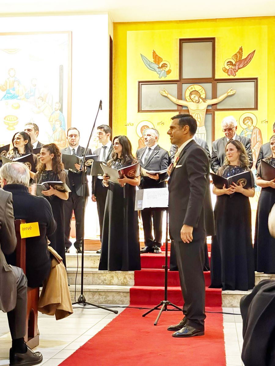 Խմբավար Յակոբ Մամիկոնեան երեկոյթի ընթացքին (Լուսանկարները՝ երգչախումբէն)