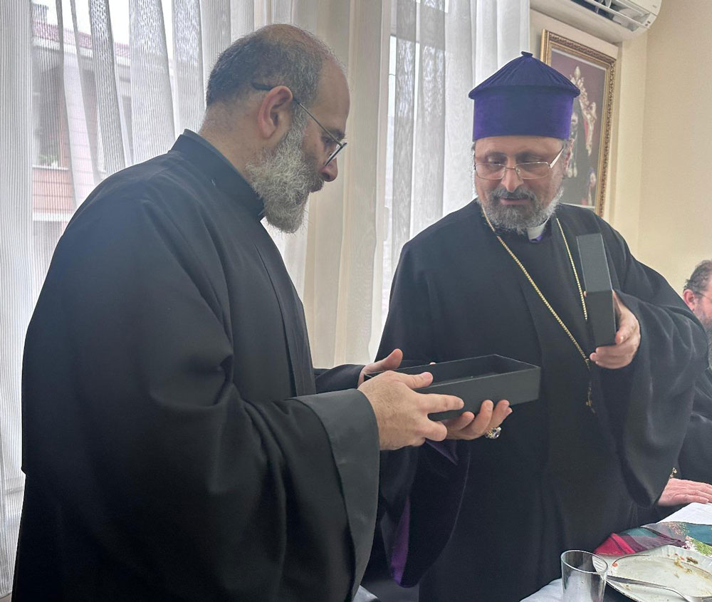 Յուշանուէրի յանձնում