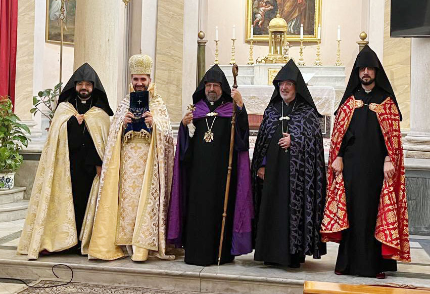 Հոգեւոր հայրերը խորանին առջեւ